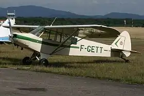 Piper PA-18-95 Super Cub stationné à l'aérodrome