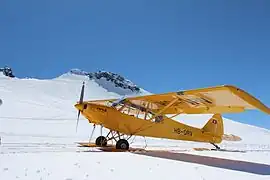 Piper PA-18 posé à la place d'atterrissage en montagne (PAM) de la Rosablanche (LSYR) en Suisse (2013).