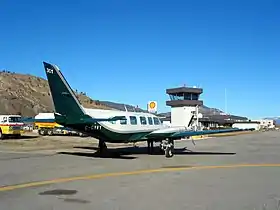 Un Piper PA-31 Navajo de :Northern Thunderbird Air (en) sur l'aéroport en 2006.