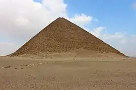 La pyramide rouge.