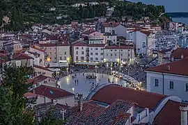 La place Tartini à la tombée de la nuit. Août 2020.