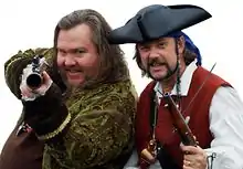 Mark Summers et John Baur déguisés en pirates.