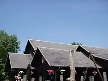 Photographie d'un bâtiment en bois, ancien restaurant du parc.