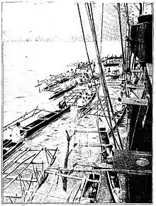 Gravure en noir et blanc montrant de nombreuses pirogues avec des hommes à leur bord, accoster un grand navire noir, très haut. Des trous pour les canons sont visibles dans la coque.