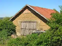 Grange en pisé à Chassignieu.