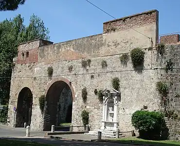 Porta Santa Marta et Fontana Medicea, du côté de la  Piazza delle Gondole.