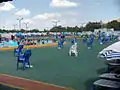 Piscine adulte avec vu sur l'espace transats de l'Aqualand du Lompi Family Park