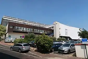 Photographie en couleur d'un bâtiment.