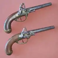 Pistolets du commis-voyageur bazougeais Alexandre Desmonts (1824-1871) pour se défendre du brigandage et des loups en forêt de Villecartier.