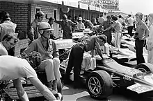 Deux March 701 dans les stands du circuit de Zandvoort.