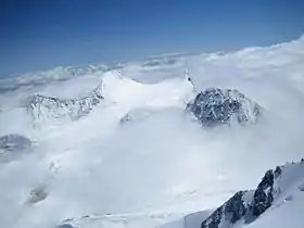 Le piz Argient (le troisième sommet en partant de gauche) du sommet du piz Bernina.