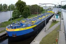 La Barge Piz Julier dans une écluse au barrage d'Offenbach en Allemagne (2012).