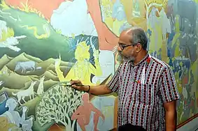 P. K. Sadanandan travaille sur sa peinture murale