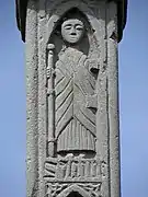 Bas relief représentant saint Jacques le Majeur, détail de la croix de cimetière de Pléchâtel.