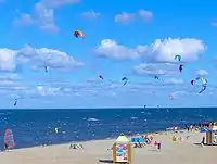 Plagistes en été. La baie de Puck est l'un des hauts lieux du kite-surfisme en Pologne.