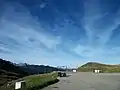 Parking de l'Orry avec en arrière-plan le massif de la Maladeta avec ses glaciers.