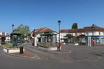 Station de bus, place Antoine-de-Saint-Exupéry.