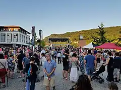 Photographie de la place lors du concert du groupe français Madame-Monsieur.