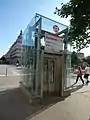 L'ascenseur situé à l'angle de la Place Bellecour et de la Place Antonin Poncet, il donne accès au niveau -2 et permet de rejoindre chacun des quais de la station par l'usage de seulement un autre ascenseur dans la station.