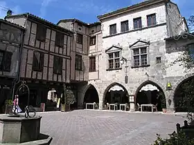 La place de Castelnau-de-Montmiral, et ses maisons protégées