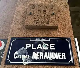 Voir la plaque.