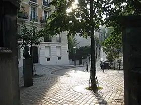 Vue d’ensemble de la place Dalida, avec en perspective la rue de l'Abreuvoir.