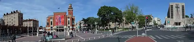 Place Émile-Cresp, Montrouge (avec en arrière-plan, le Beffroi)