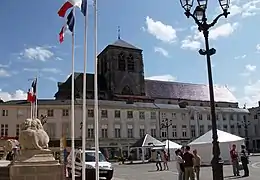 Les lions à gauche et l'église Alpin au fond.