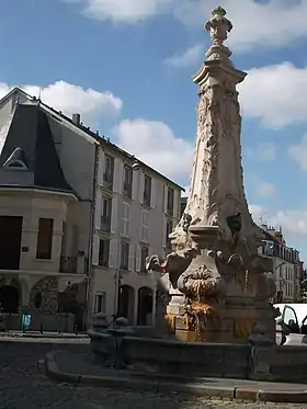 La fontaine Godinot sur la place éponyme.