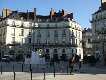 Vue partielle de la place avec la brasserie La Cigale et la fontaine