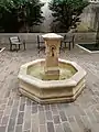 Élégante fontaine de la place Gustave Flaubert.