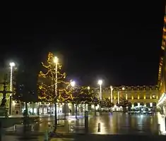 Place Jean-Jaurès illuminée pour les fêtes de Noël en décembre 2011.