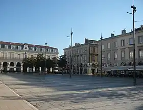 Place Jean Jaurès à Castres. Au fond à droite : la brasserie de l'Europe, où le club est fondé en 1906.