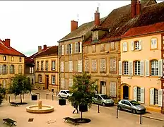 Place Lamartine et ses hôtels particuliers du XVIIIe siècle (familles Villedey de Faule, Arthuys de Charnisay, Cinquin-Lassarat des Murgers, de Guillermin).