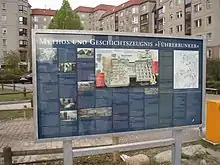 Photo montrant le panneau devant l'emplacement du Führerbunker en avril 2007.