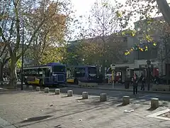 Station de bus de la place Pie, les Halles en arrière-plan