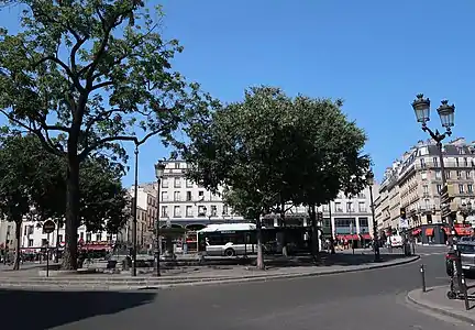 La place, côté 9e arrondissement.