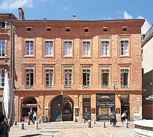 Sa première maison à Toulouse, place Roger-Salengro.