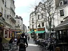 La place Romain, à l'extrémité nord-est de la rue Saint-Laud, et ses nombreux bars-cafés