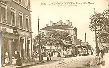 Vue de deux tramways électriques sur une voie double. La scène se déroule sur une place à la fin du XIXe siècle.