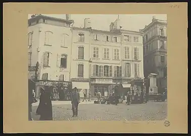 Le côté est de la place en septembre 1899 (Eugène Trutat, Archives municipales).