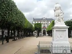 Statue d'Henri IV et hôtel de ville de Pau