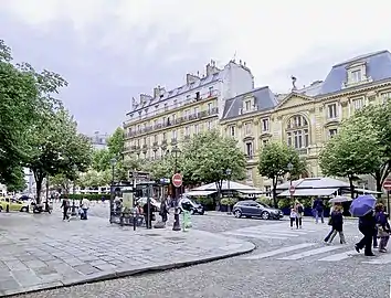 La place Saint-Germain-des-Prés vue de la rue de l'Abbaye.