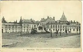 Monument au centre de la place Saint-Michel.