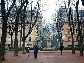 La place Sathonay en janvier 2005 dominée par la statue du sergent Blandan. Les escaliers de la montée de l'Amphithéâtre sont à l'arrière plan derrière la statue.