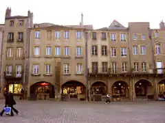 La place Saint-Louis avec sa galerie voûtée et ses arches était le site des changeurs de monnaie et des Lombards.