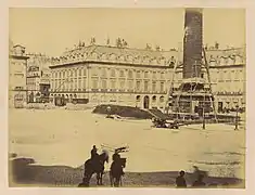 Place Vendôme. Apprêts d'abattage de la Colonne, Bruno Braquehais, mai 1871, papier albuminé, 161 × 211 cm, collection Thereza Christina Maria, Bibliothèque nationale du Brésil