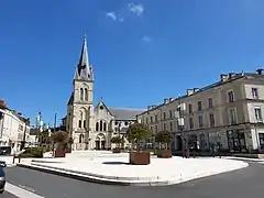 La place Victor-Hugo, place centrale et historique de Cusset avec l'église Saint-Saturnin.