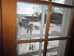 Vue depuis une fenêtre en hiver.