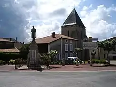 Monument aux morts et église de Pressignac.